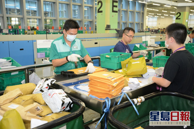 香港邮政每周可派100万个「铜芯口罩」。资料图片