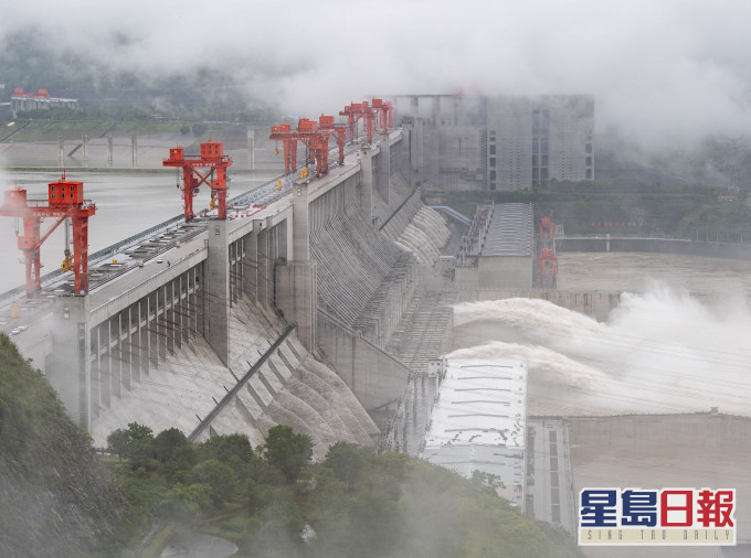三峡枢纽今年首次泄洪。新华社图片