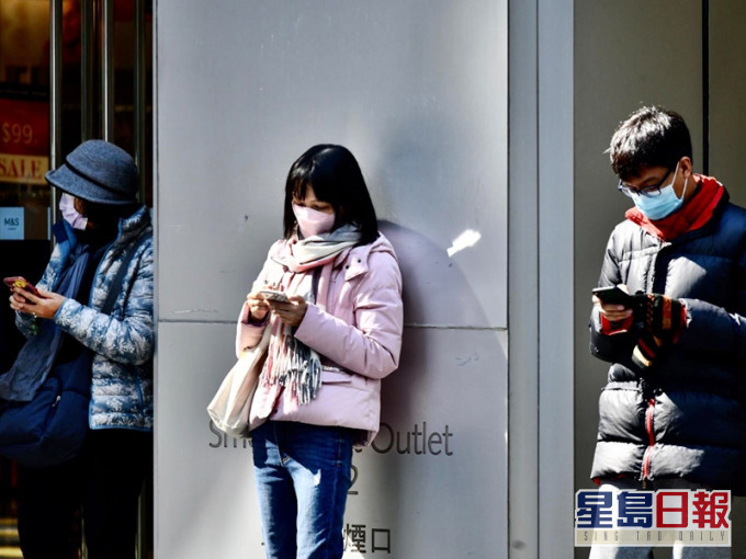 天文台表示,寒冷的冬季季候風正影響華南。本港方面,今早市區氣溫降至12度或以下,而新界氣溫顯著較市區低。資料圖片