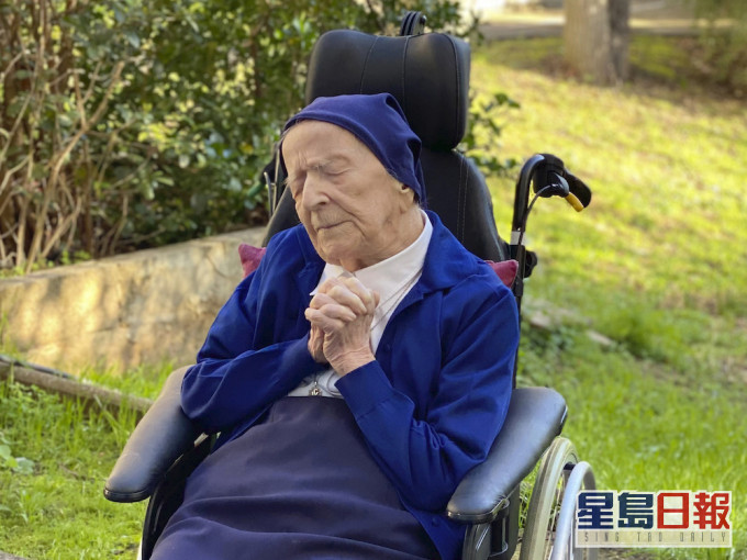 安德烈修女隔离后现已出院,成为最年长的新冠肺炎康复者。AP图片