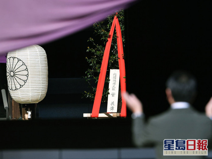 日首相菅義偉以「內閣總理大臣」名義供奉了被稱為「真柛」的祭品。AP圖片