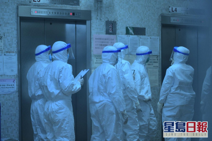 身穿保護衣人員進入曉峰樓。