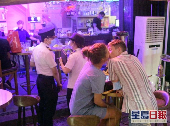 蘭桂坊的人潮較以往略顯冷清。