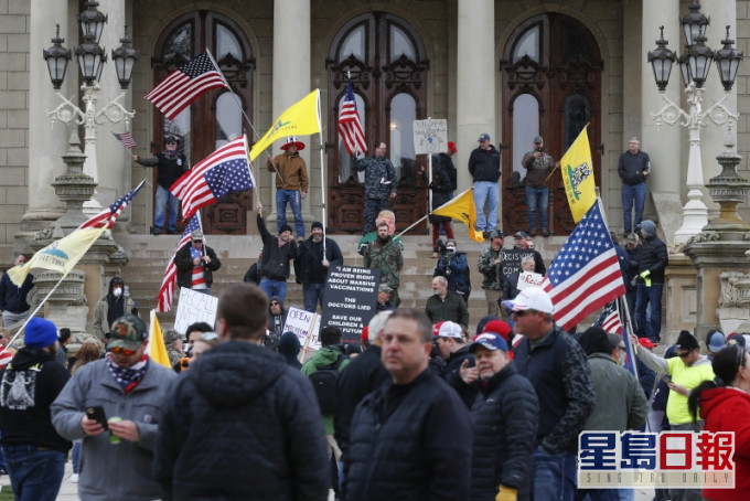 美国密歇根州有数千民众因不满州长延长居家令，聚集在州议会大厦前抗议。AP