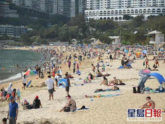 泳灘人頭湧湧。