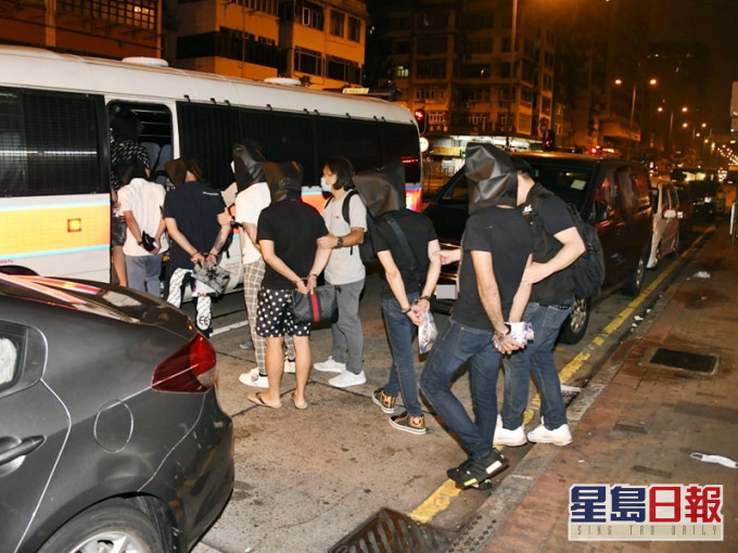 警方昨晚於深水埗搗破一個懷疑非法釣魚機賭檔,拘捕12名男女。