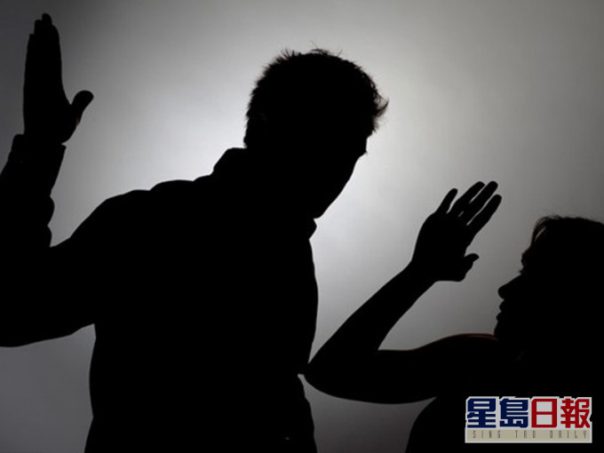 楊男情緒失控,先將妻子左手指咬斷,後挖眼。示意圖/網圖