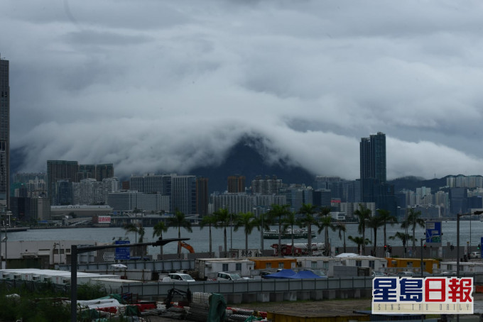 天文台预料本港地区今日大致多云,间中有骤雨及狂风雷暴。