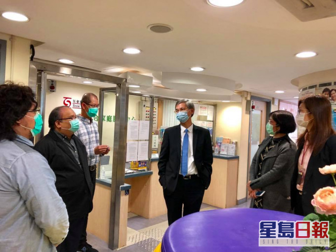 羅致光到長沙灣綜合家庭服務中心和荔枝角社會保障辦事處視察。fb