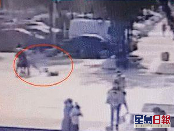 湖北荆州野蛮女子无故两次踢倒2岁男童致脑出血。
