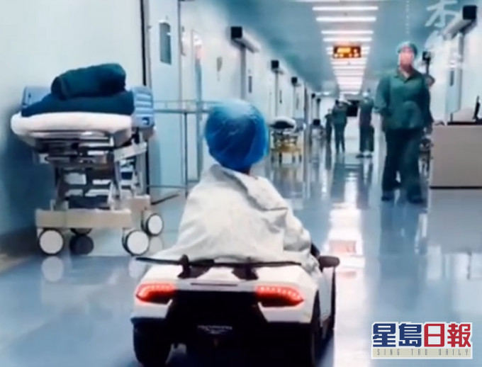 醫院用玩具車接孩子進手術室。微博影片截圖
