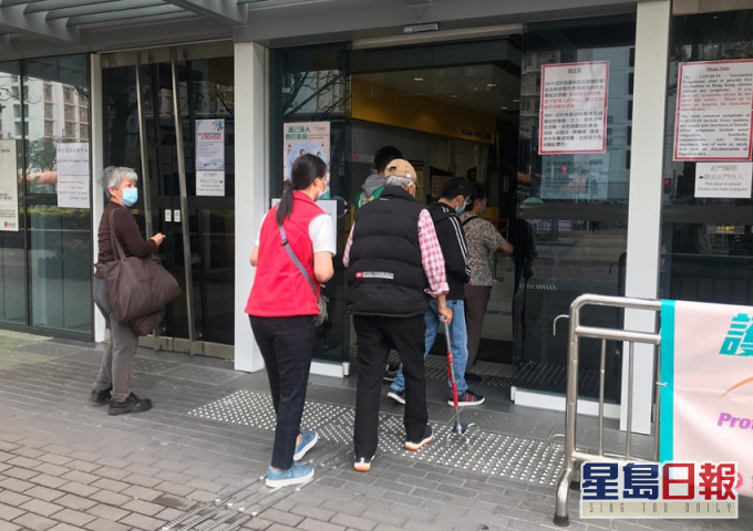 三小時逾20長者無預約打針「摸門釘」。
