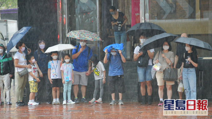 天文台预料，未来两三日南海北部及广东沿岸有狂风大骤雨及雷暴。资料图片