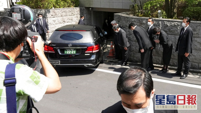 運送安倍晉三遺體的靈車抵達其位於東京的寓所。AP圖片