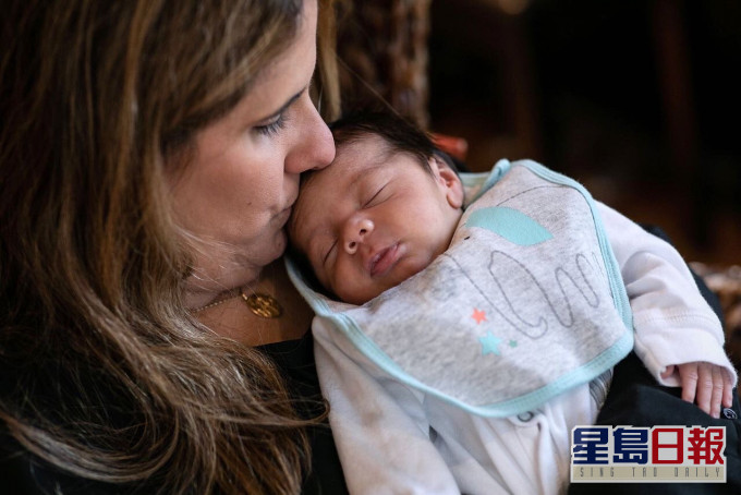 里拉暫時代為照顧嬰兒尼塞爾，直至他的父母康復。 twitter圖