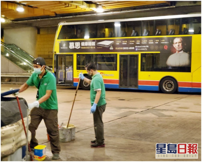 工作人員到交易廣場巴士總站徹底清潔消毒。