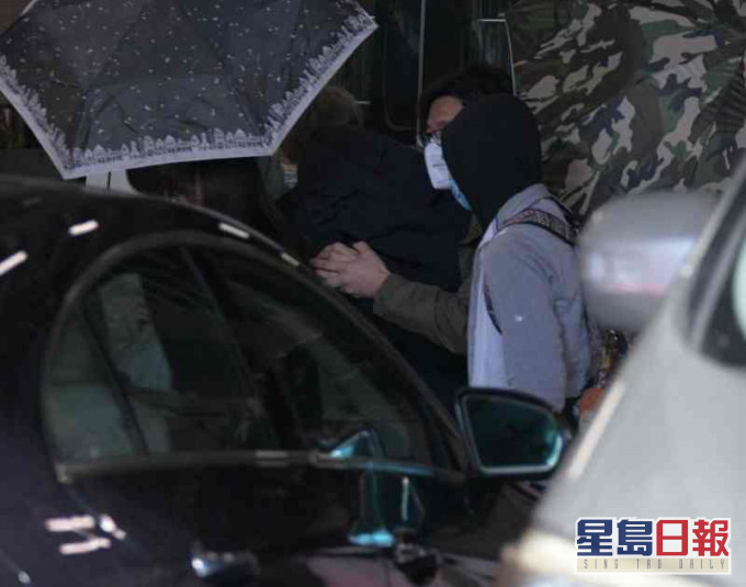 被告魏天樂(黑衫)。