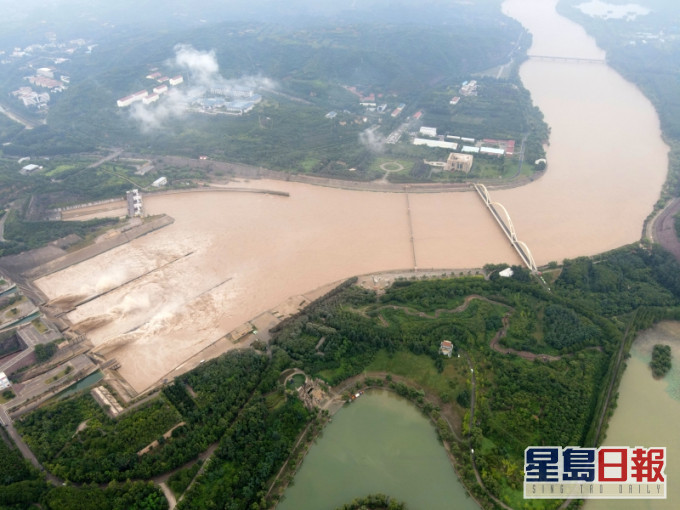 自7月1日黄河正式进入汛期以来,黄河小浪底水库持续泄洪,确保安全度汛。(新华社图片)