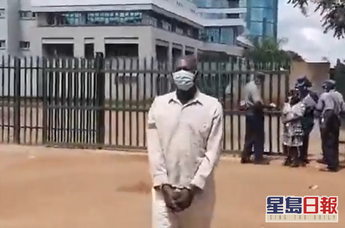 津巴布韋男子闖入少女葬禮當眾性侵遺體。網上截圖