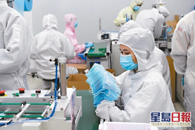 中國每天的口罩生產量,保守估計已達到了2億個。(新華社)