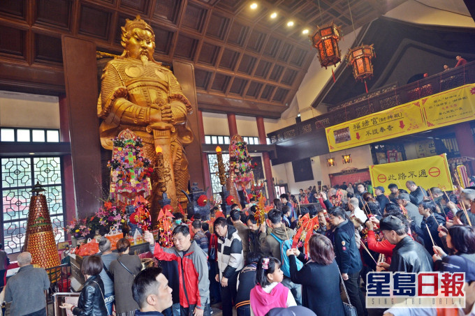 农历新年不少善信会到车公庙拜神。资料图片