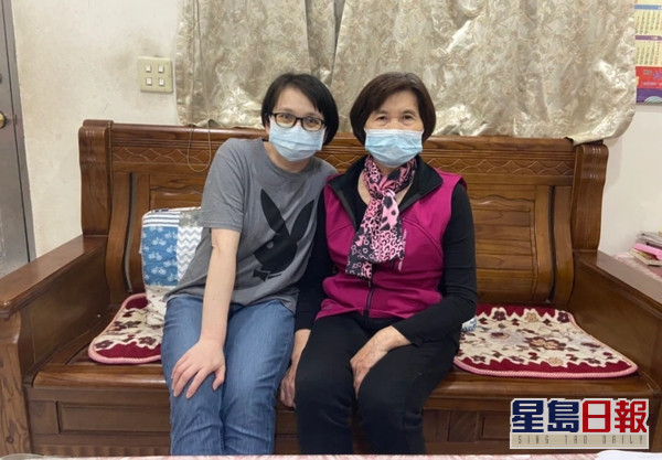 张淑明与母亲。网图