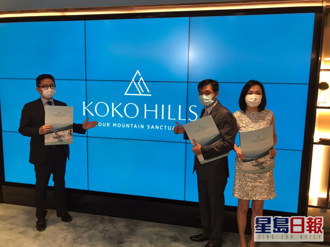 會德豐黃光耀(中)指，KOKO HILLS於本周六開售165伙。左為楊偉銘、右為陳惠慈。
