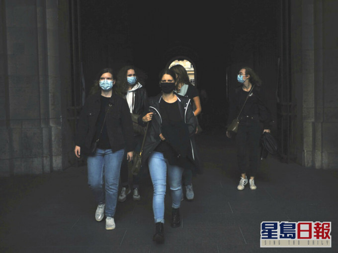 法國疫情持續反彈。AP圖片