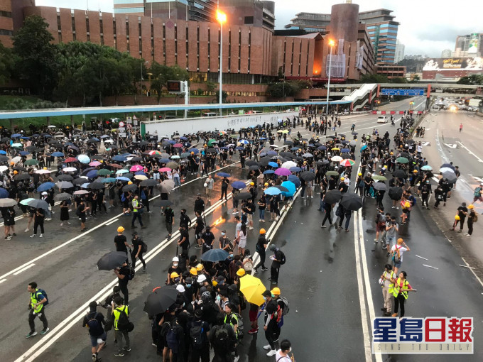 去年11月11日有示威者发起「黎明行动」,在全港18区突击堵路和瘫痪交通以达至「大三罢」。资料图片