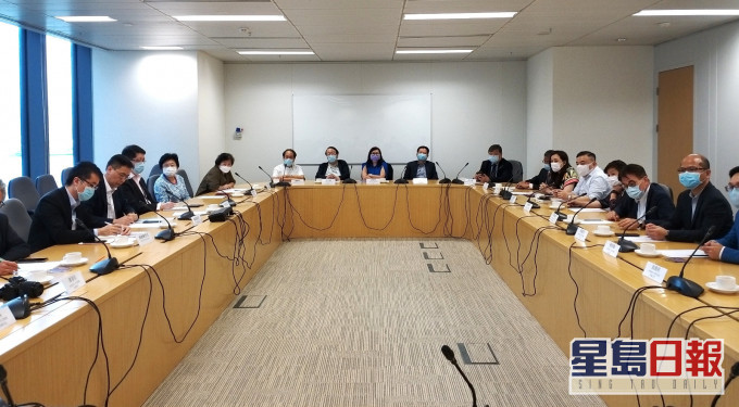 教聯會聯同近20個教育團體代表與教育局局長楊潤雄會晤。