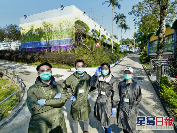 海关关员莫伟图(左一)、黎启邦(左二)、冯洁雯(右二)和香德婉(右一)驻守西贡户外康乐中心隔离营。