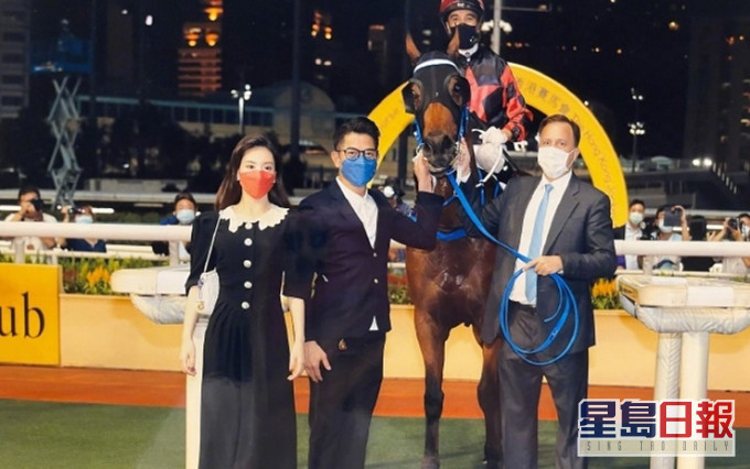 郭富城貼上兩周前與老婆拉頭馬照,悼念愛駒。