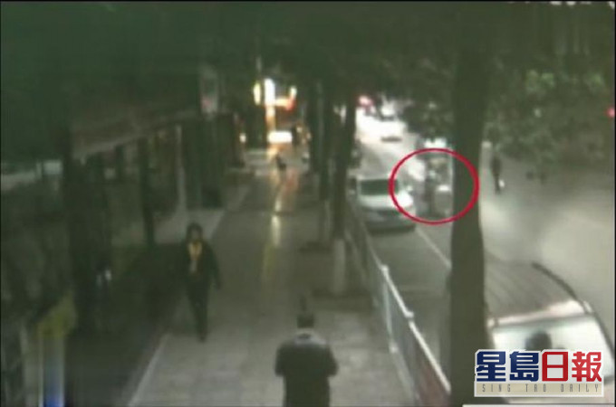 女子到街上卖早餐突然遭人狂斩17刀。 网图