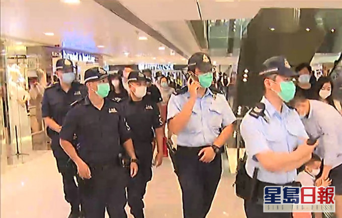 警员进入荃湾广场。无綫新闻截图