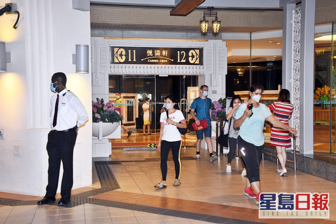 政府今日晚上7時圍封起東涌健東路1號映灣園悅濤軒第11座。
