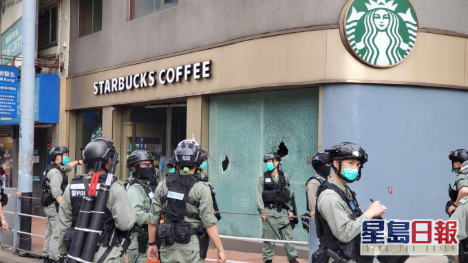 Starbucks玻璃被人砸毀。
