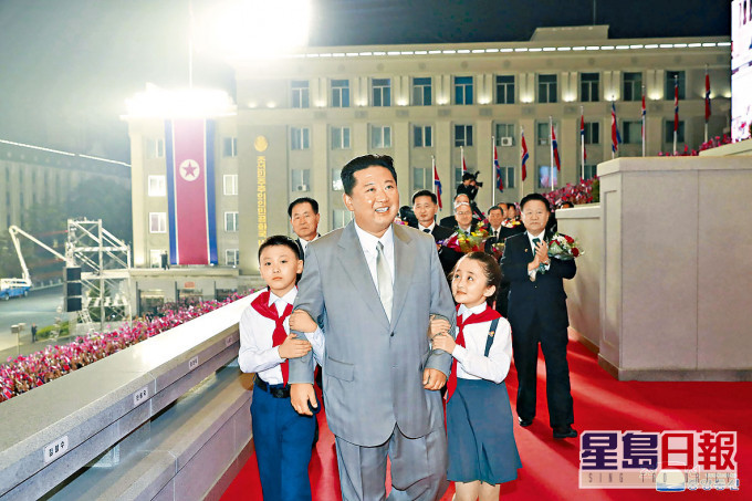 金正恩在金日成廣場出席閱兵禮。
