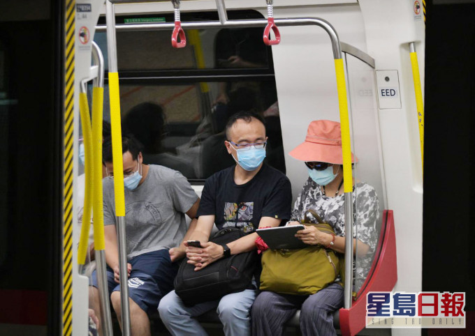 政府今起實施新措施,強制規定乘搭交通工具的乘客必需佩戴口罩。