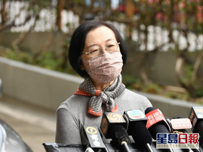 食物及衞生局局長陳肇始表示,會與專家討論是否需在抵港人士的21天檢疫期後,再做多些檢測。