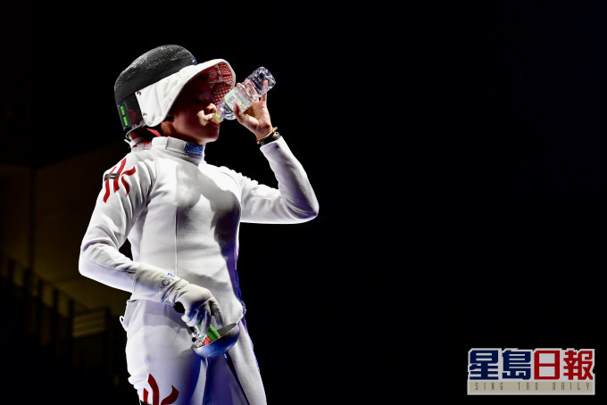 女子重劍手連翊希(Coco)飲水回氣。 記者梁柏琛東京直擊