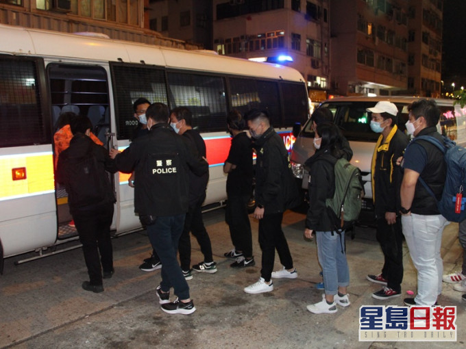 部分被捕人士被帶上警車。圖:警方提供