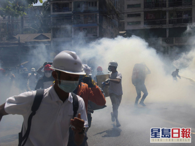 缅甸多个城市再有示威者上街，军警施放催泪弹驱散。AP图片
