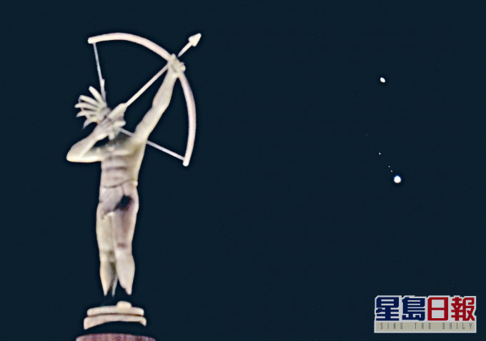 美國堪薩斯州議會大樓上周六拍攝到的「土木合」照片,上方是土星,下方為木星。