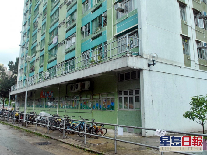 美林邨美桃楼一对兄弟疑因目光问题,被几名男子投掷石头及垃圾桶。资料图片