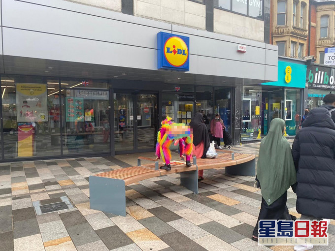 英國倫敦一間圖書館日前舉辦夏季閱讀活動,邀請了一位穿着鮮豔猴子服裝進行表演。(網上圖片)