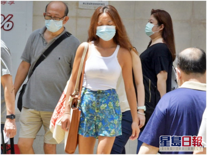 正午時分,本港部分地區氣溫上升至32度左右。