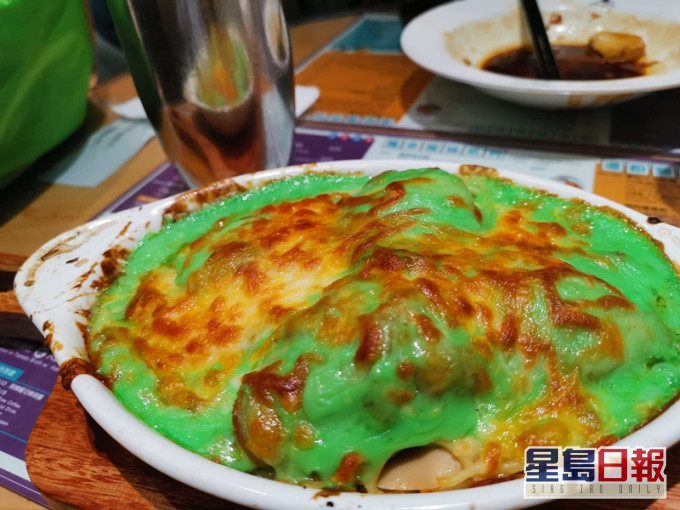 网民叫的菠菜汁焗鸡扒呈现萤光绿色。facebook 「泰旅谷真好玩」群组相片