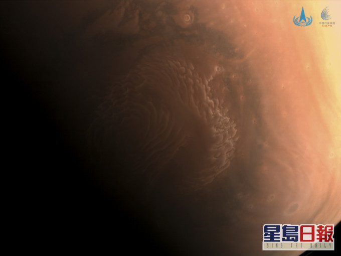 天問一號拍攝的火星高清影像。(國家航天局供圖)