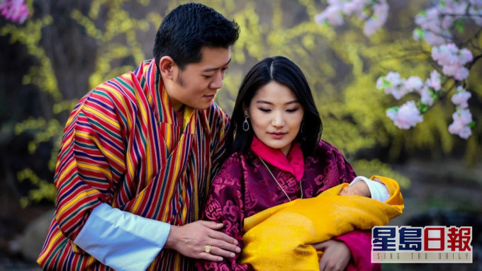 剛出生時的不丹王儲與國王夫婦。 AP