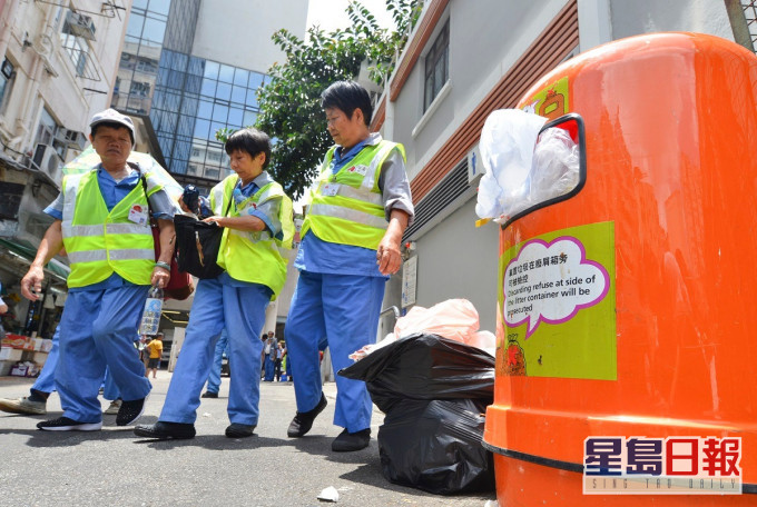 黄平指清洁工人可能要被迫留在垃圾站或公厕内进食。
